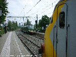 14 juni 2002. Rotterdam Kleiweg. Jules wordt gepasseerd door een of andere gekke groene trein