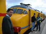 5 april 2004. Projectleider Coveragemetingen GSMR Martijn Kuipers, met op de achtergrond  de 2 meesters van de trein