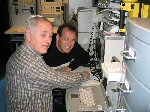 23 april 2004. Projectleider Qos Aad de Bruijn (links) verricht samen met Leo van de Veerdonk metingen aan het GSMR-netwerk